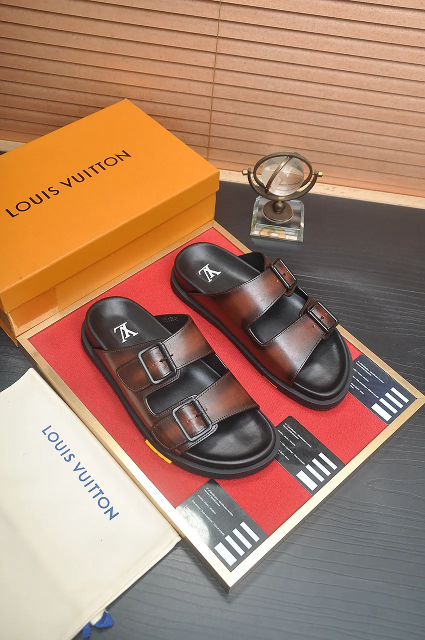 Men's shoes 💰400💶 [Louis Vuitton LV slippers] (high-end cowhide) counter 1:1 fashion style, a must-have for summer! The designer used LV’s iconic outsole. The original simple slippers instantly become fashionable! The upper is made of flexible special cowhide leather straps alternately, and the workmanship is exquisite! A must-have for stylish men in summer, size 38-45 (45 customized)